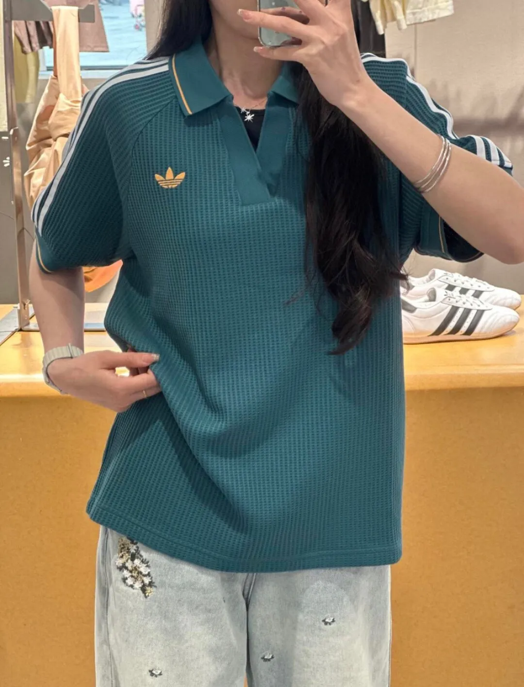 No watermark upper body renderings/chip version 𝟬𝟱𝟰𝟰𝟳# Exclusive real shot/difference between various stolen pictures and online version on the market [𝗔𝗱𝗶𝗱𝗮𝘀 Adidas clover chest embroidery for men and women Same Style𝗩 collar short sleeves] ✅Full set of 1:1 customized accessories ➕Customized three-label ➕𝗬𝘂𝗮𝗻 version hang tag ➕𝗹𝗼𝗴𝗼 packaging bag🔥 ➕Scan the tag to enter the official website. ✅Top Original version, ins Xiaohongshu Dewu Kuaishou and many bloggers wear it. ✅Adidas is a rare V-neck with no buttons, personalized setting and generous temperament, showing the elegance at a glance. ✅Three standards are customized with 270g waffle original Authentic custom-made imported fabrics for the watch, and the overall tailoring adopts three-dimensional structure tailoring! Ergonomically designed, more flexible when wearing! The cut is streamlined and streamlined, allowing you to move flexibly with your body! Integrates functionality, beauty and durability! Suitable for business, travel, leisure and many other occasions! ⭕The high version of the best products🐮is different from the junk products in the market🗯️The same picture but different prices means different versions. ❌Don’t be fooled by the same copywriters and pirated pictures from outside that mix and distribute high-luxury pictures at low prices. After comparing the quality, you will know where the gap is. Don’t lie. I don’t guarantee that my products are the cheapest, but I definitely guarantee that they are worth every penny of your hard-earned money! ‼ ️We don’t slash prices or lower prices, we supply products with care and only make high-end versions!!! Breasts Jimei must see the details of my home clearly, the pictures of my home are all real photos taken by the owner ❤️ Color: Green Size S-XXL